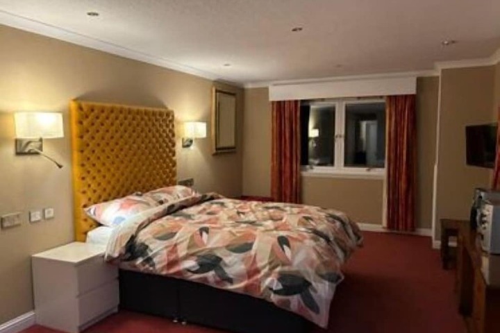 Room 6 of 38