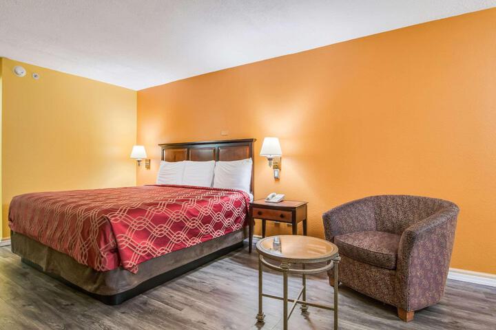 1 King Bed (7 of 8)