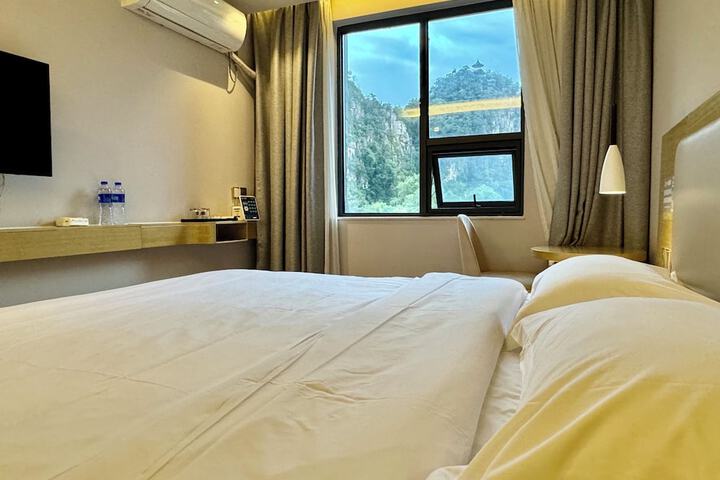 Room 4 of 20