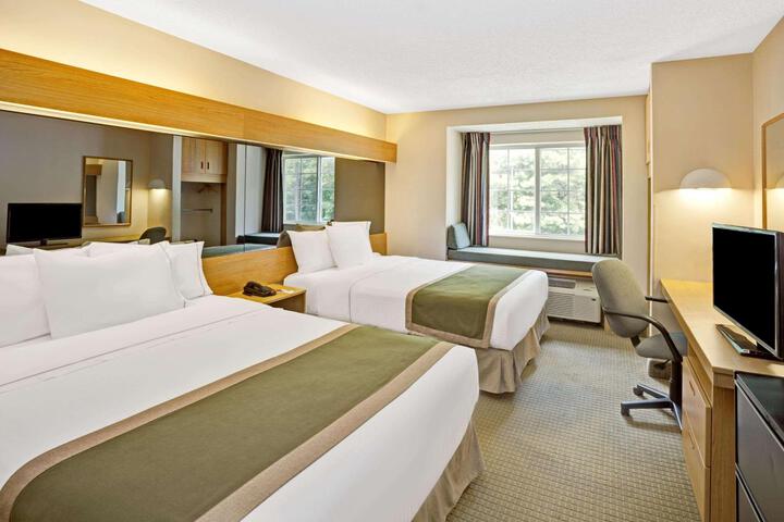 1 Queen Bed (5 of 14)