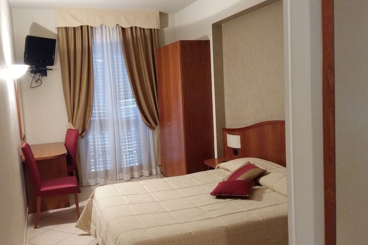 Room 17 of 28
