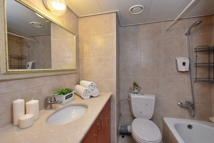 Room 9 of 37