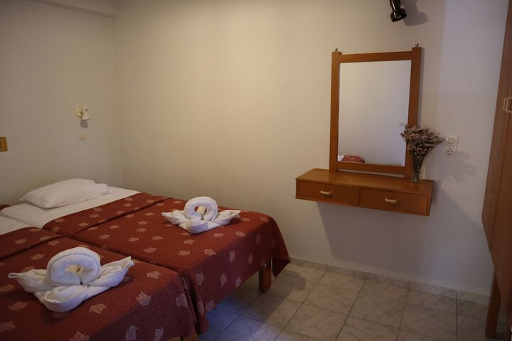Room 8 of 27