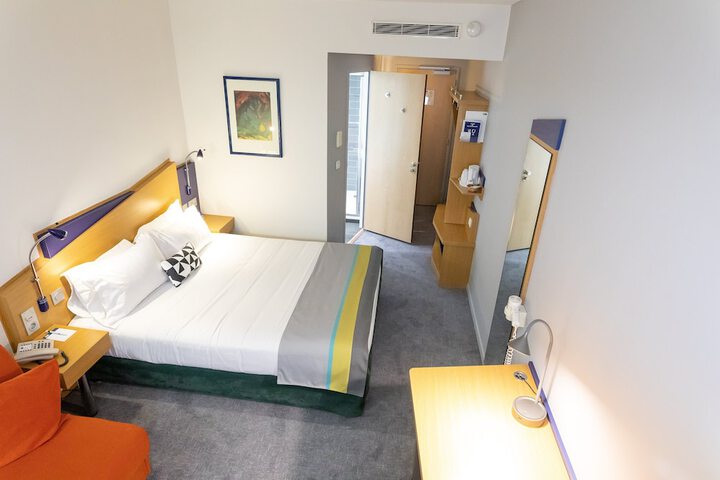 Room 9 of 83