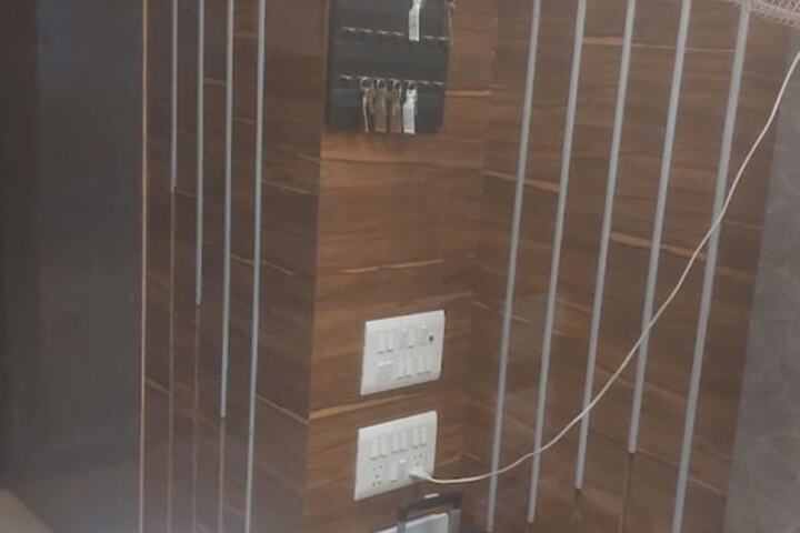Room 6 of 16