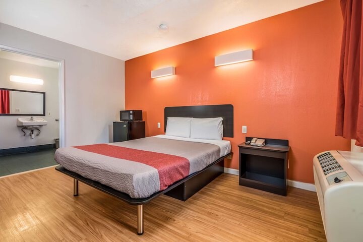 Room 10 of 27