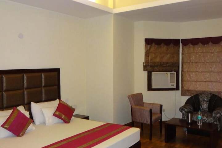 Room 7 of 9