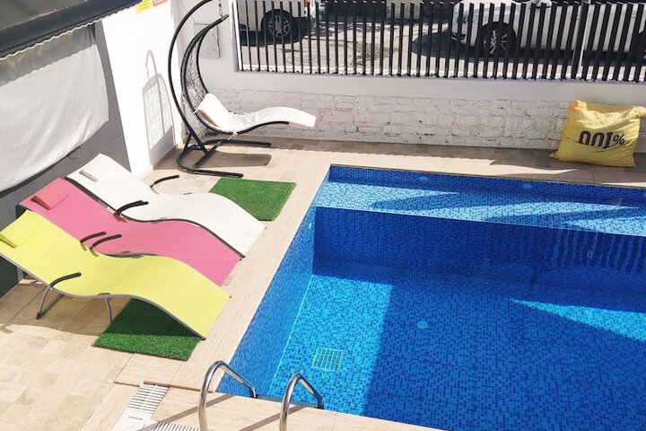 Pool 32 of 35