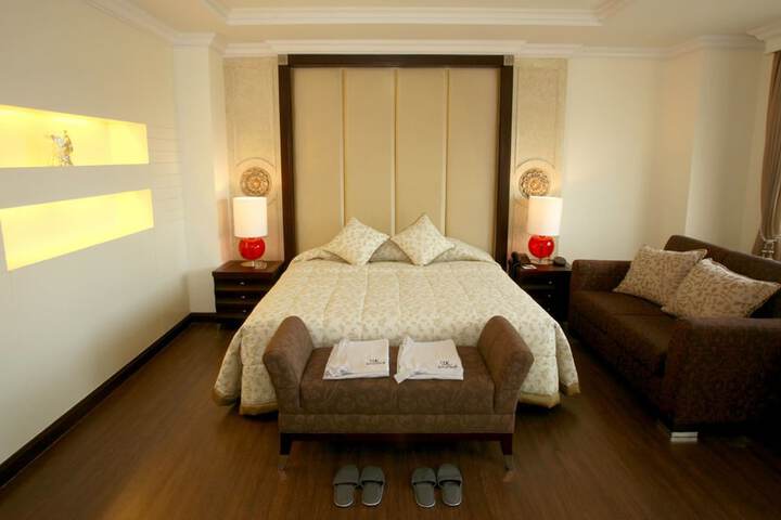 Room 8 of 76