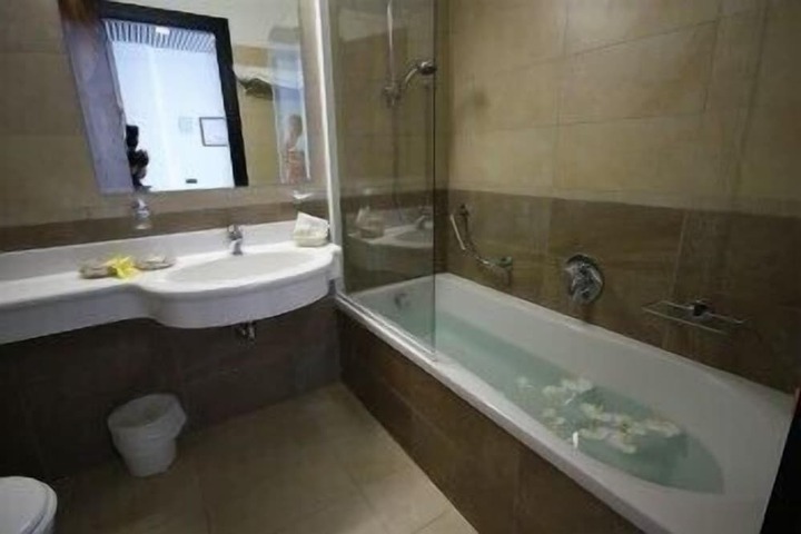 Room 42 of 104