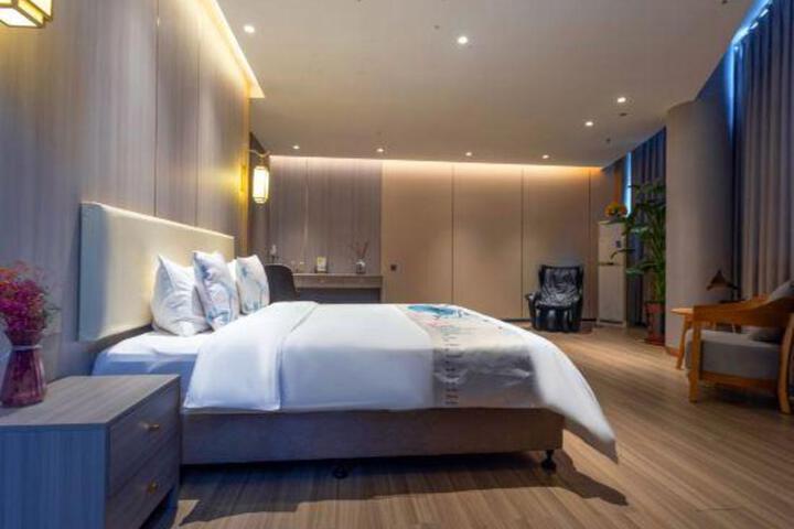 Qinyang Wanhong Business Hotel