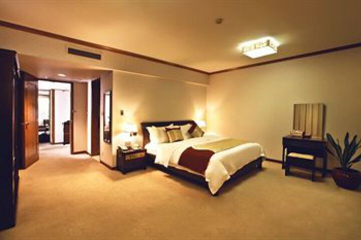 Room 11 of 28