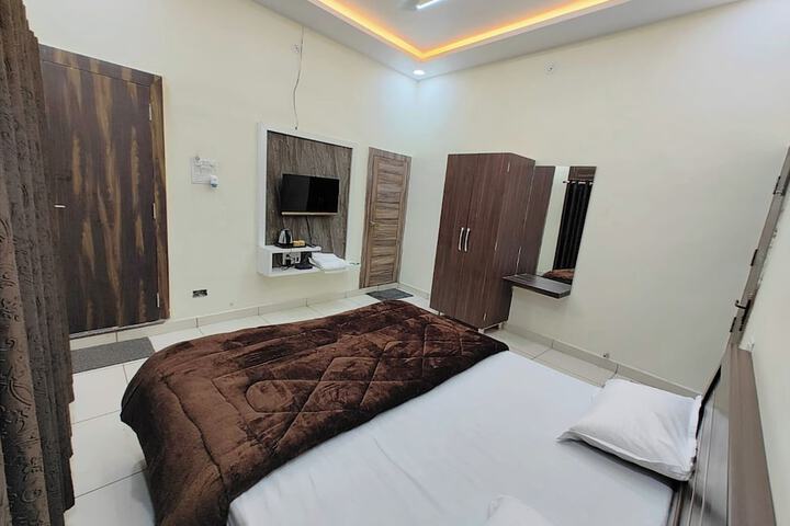 Room 4 of 17