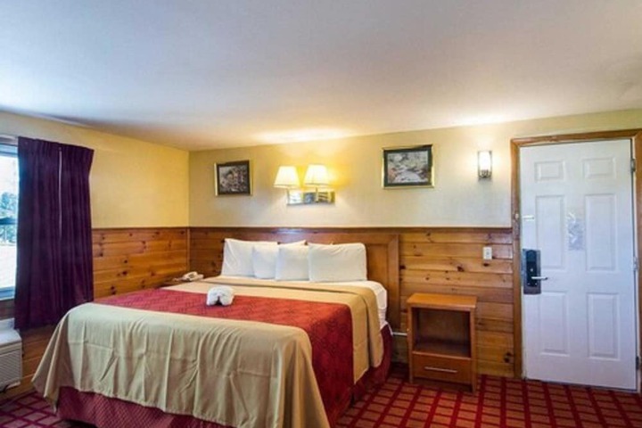 1 King Bed (6 of 7)