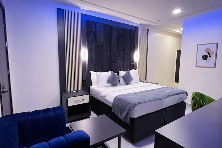 Room 7 of 13