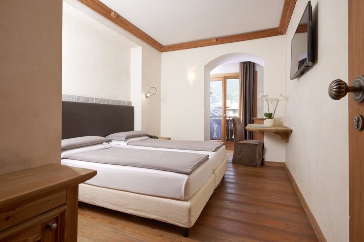 Room 10 of 73