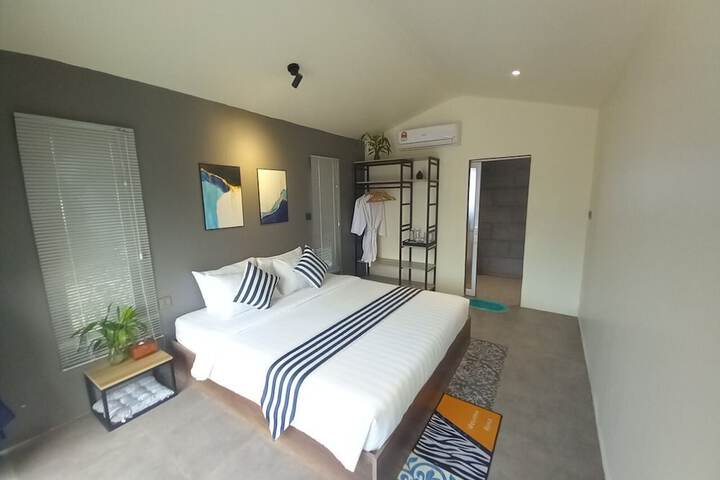 Room 33 of 161