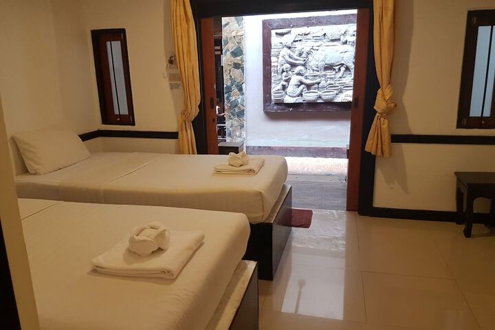 Room 4 of 93
