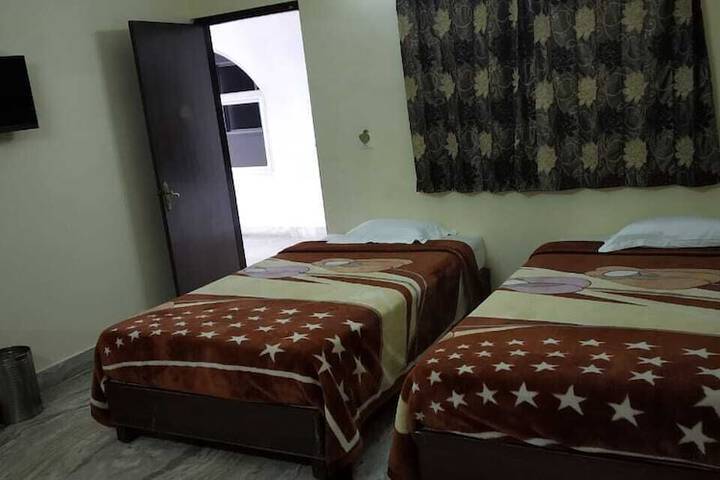 Room 4 of 32