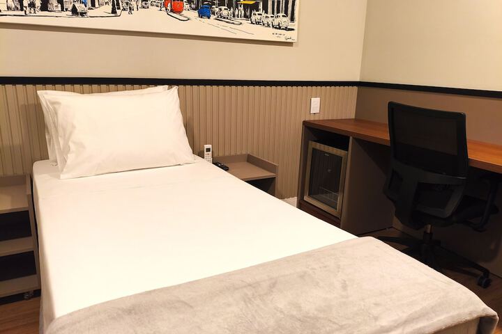 Room 12 of 37