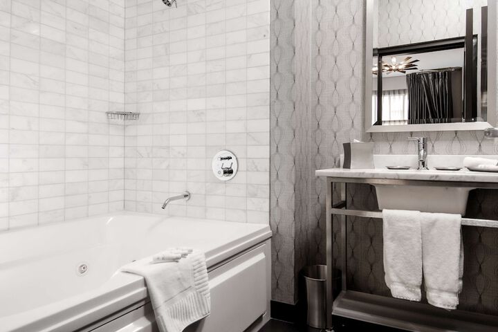 Deluxe King Bed (15 of 23)