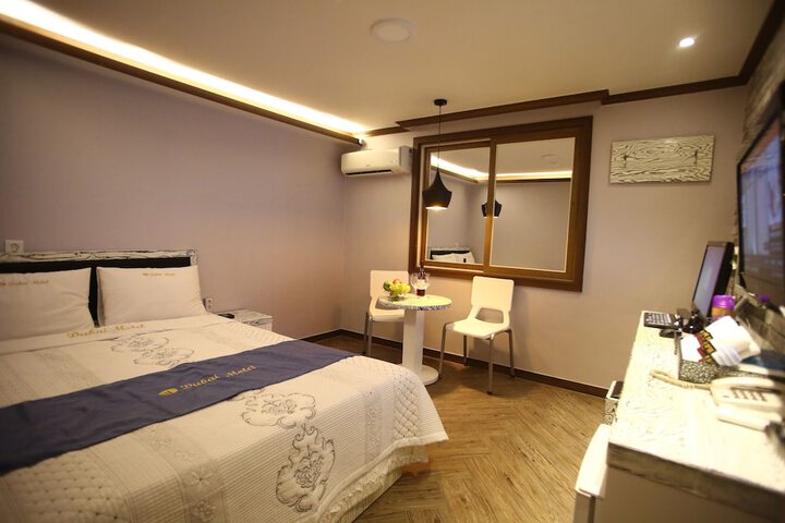 Room 11 of 24