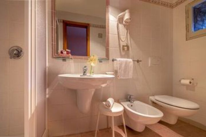 Room 6 of 33
