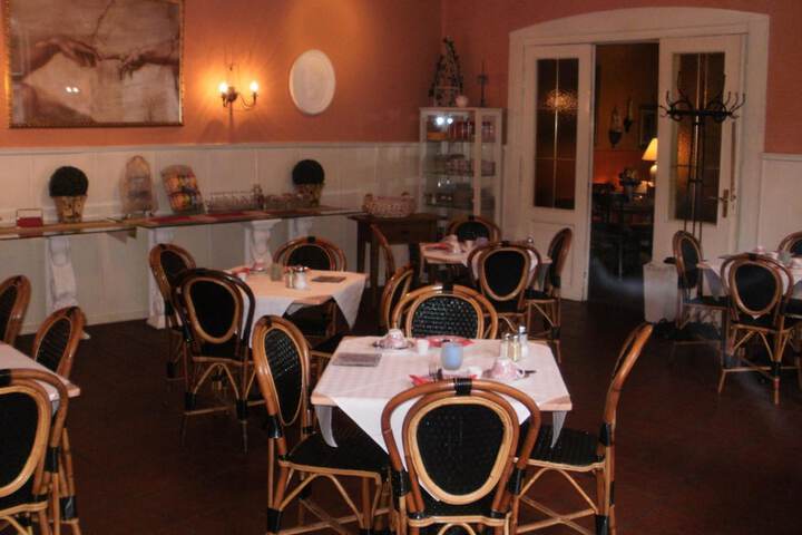 Dining 16 of 27