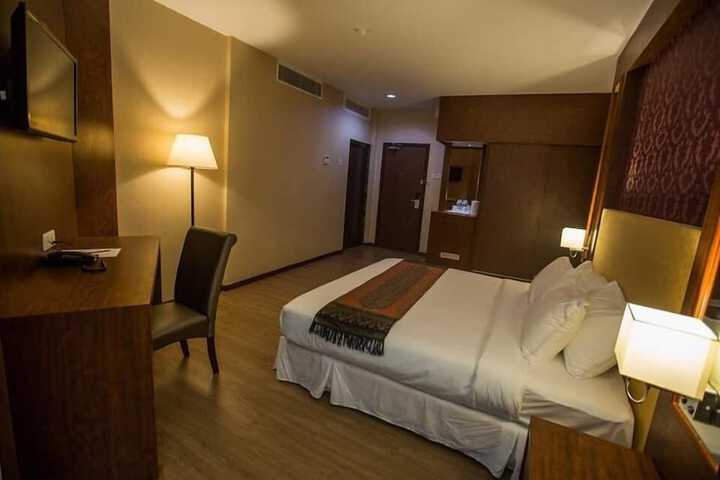 Room 4 of 8