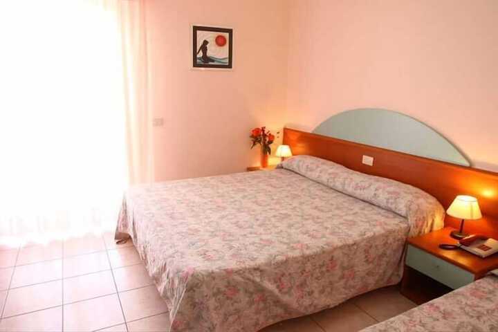 Room 7 of 12
