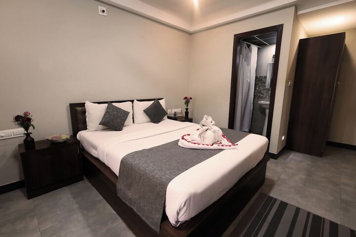 Room 8 of 33