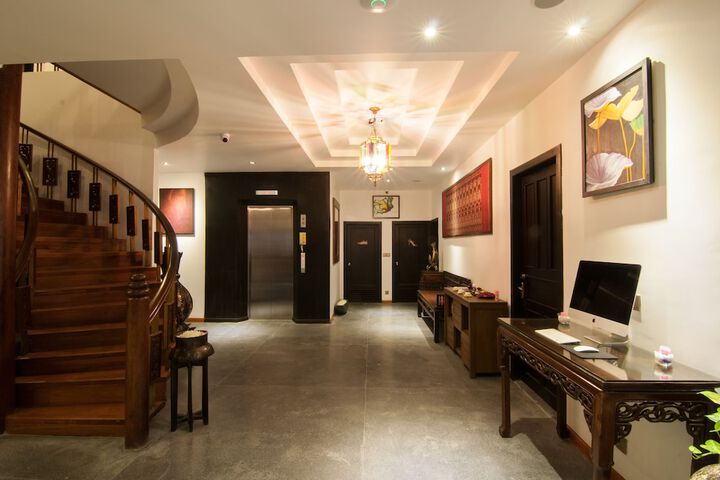 Hotel Lobby
