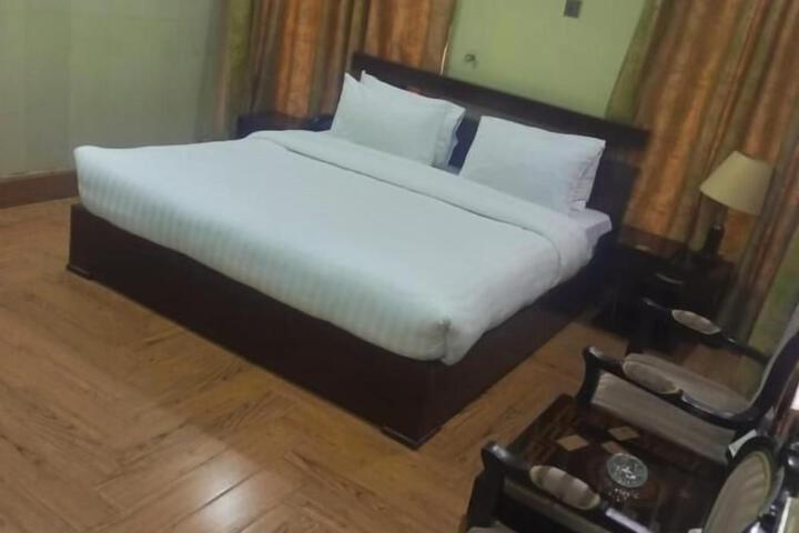 Room 9 of 11