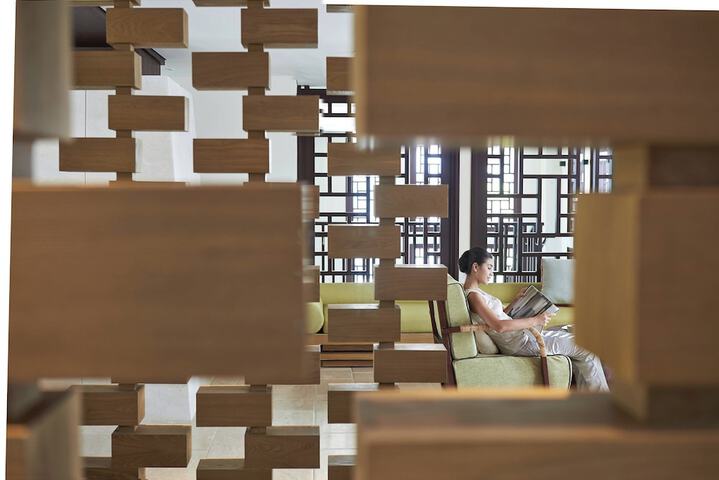 Lounge 205 of 259