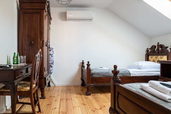 Room 10 of 18
