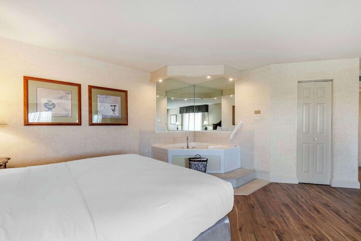 1 King Bed (2 of 23)
