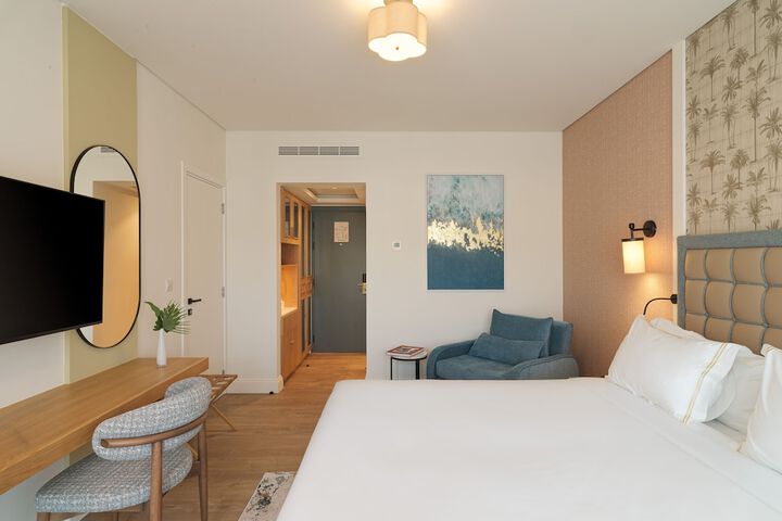 Room 42 of 168