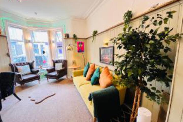 Lounge 7 of 23