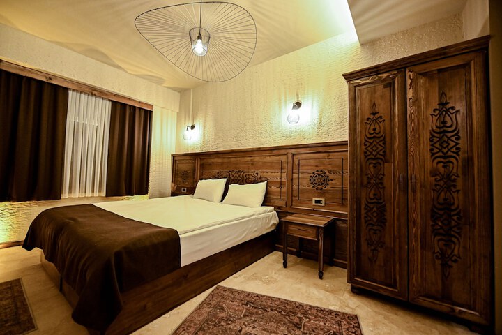Room 8 of 124