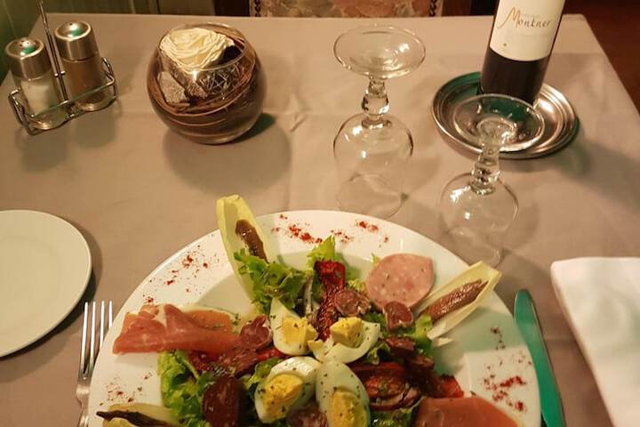 Dining 35 of 42