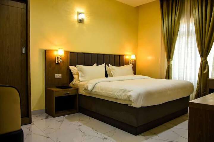 Room 6 of 80