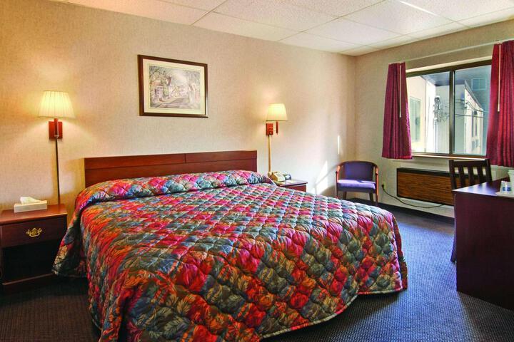 1 Queen Bed (1 of 7)