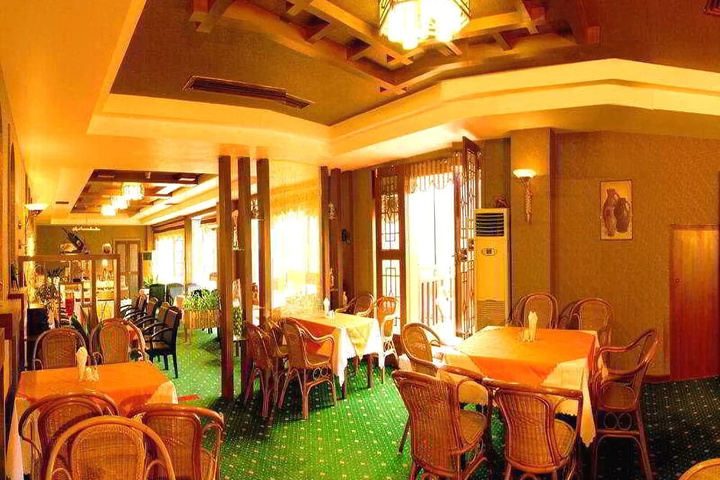 Dining 7 of 8