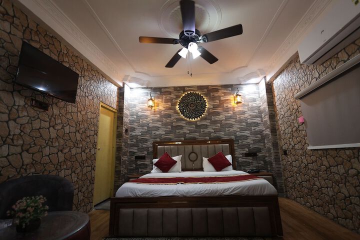 Room 13 of 19