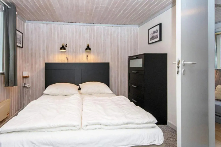 Room 5 of 18