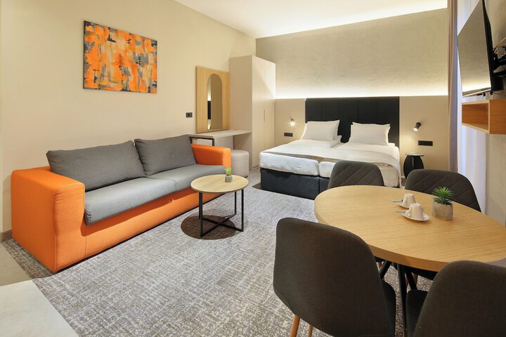 Room 9 of 80