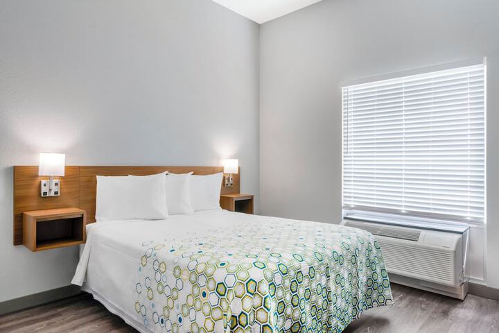 ADA Accessible Studio 1 Queen Bed with Roll in Shower (10 of 20)