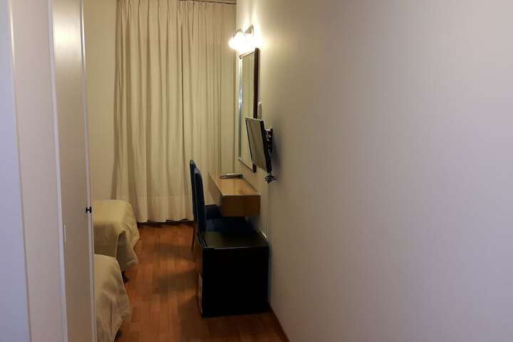 Room 9 of 33