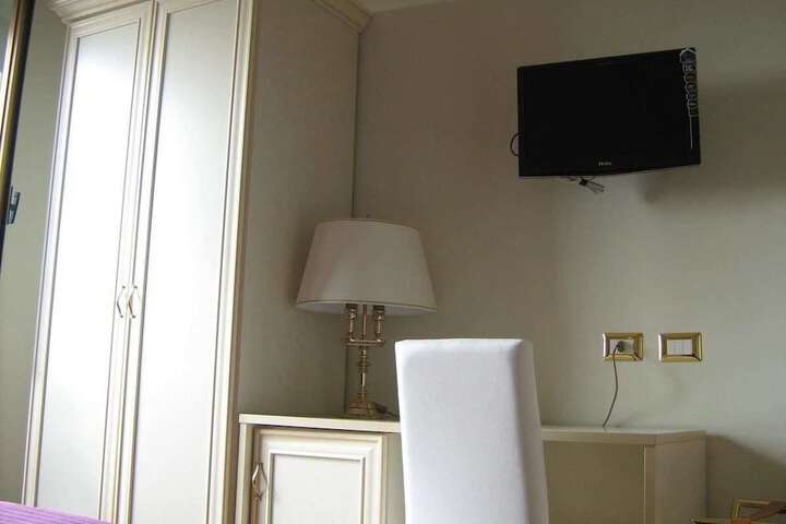 Room 4 of 15