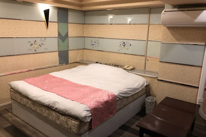 Room 4 of 17